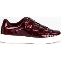 Czerwone Fila Upstage Velcro Low Wmn. Czerwone trampki i tenisówki damskie Fila, bez wzorów, ze skóry ekologicznej, sportowe, bez zapięcia. W wyprzedaży za 309.00 zł.