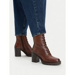 Botki G-Star. Brązowe botki damskie G-Star, retro, bez obcasa, na słupku, bez zapięcia. Za 429.99 zł.