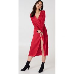 NA-KD Boho Żakardowa sukienka kopertowa z satyny - Red. Sukienki damskie NA-KD Trend, z satyny, z kopertowym dekoltem. W wyprzedaży za 48.59 zł.