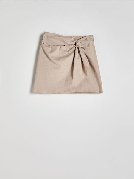 Spódnica mini z ozdobnym marszczeniem - beżowy. Brązowe spódnice damskie Reserved, l, bez wzorów, z bawełny, mini, dopasowane. W wyprzedaży za 29.99 zł.