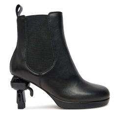 Botki KARL LAGERFELD. Czarne botki damskie KARL LAGERFELD, bez obcasa, na słupku, bez zapięcia. Za 539.99 zł.