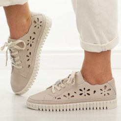 Beżowe ażurowe skórzane półbuty damskie Cambell 19432. Brązowe półbuty damskie Cambell, na jesień, w ażurowe wzory, z jeansu, casualowe, bez obcasa, na płaskiej podeszwie, bez zapięcia. Za 219.00 zł.