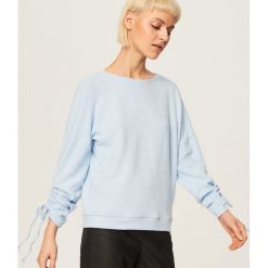 Sweter z wiązanymi rękawami - Niebieski. Swetry damskie marki bonprix. W wyprzedaży za 29.99 zł.