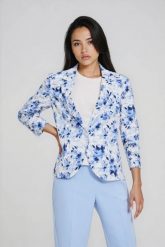 Marynarka w kwiaty błękitna. Niebieskie żakiety damskie MOODO, bez wzorów, z elastanu. Za 199.99 zł.