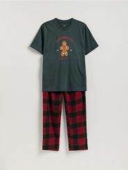 Dwuczęściowa piżama ze świątecznym nadrukiem - ciemnozielony. Zielone piżamy męskie Reserved, l, bez wzorów, z bawełny, bez ramiączek. Za 139.99 zł.