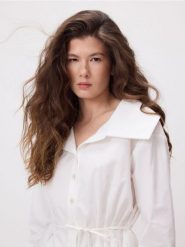 Koszula z dekoracyjnym kołnierzem - biały. Białe koszule damskie Reserved, l, bez wzorów, z bawełny, bez kołnierzyka, bez ramiączek. Za 179.99 zł.