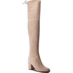 Muszkieterki STUART WEITZMAN - Tieland YL53490 Brownstone Suede. Brązowe kozaki damskie Stuart Weitzman, z materiału, bez obcasa, na obcasie. W wyprzedaży za 1,779.00 zł.