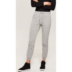 Dresowe joggery - Jasny szar. Szare spodnie dresowe damskie House, z dresówki. Za 59.99 zł.