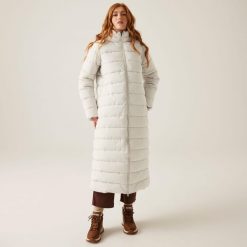 Płaszcz turystyczny damski zimowy ocieplany Elender Regatta. Szare kurtki damskie Regatta, na zimę, bez wzorów, sportowe, z kapturem. W wyprzedaży za 384.75 zł.