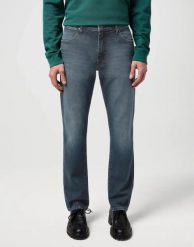 MESKIE SPODNIE WRANGLER LARSTON OCEAN STORM 112371027. Spodnie materiałowe męskie Wrangler, l, bez wzorów, z jeansu. Za 219.99 zł.