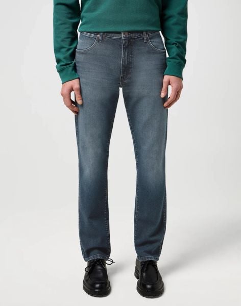 MESKIE SPODNIE WRANGLER LARSTON OCEAN STORM 112371027. Spodnie materiałowe męskie Wrangler, l, bez wzorów, z jeansu. Za 219.99 zł.