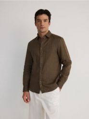 Lniana koszula regular fit - brązowy. Brązowe koszule męskie Reserved, l, bez wzorów, bez kołnierzyka, bez ramiączek. W wyprzedaży za 79.99 zł.
