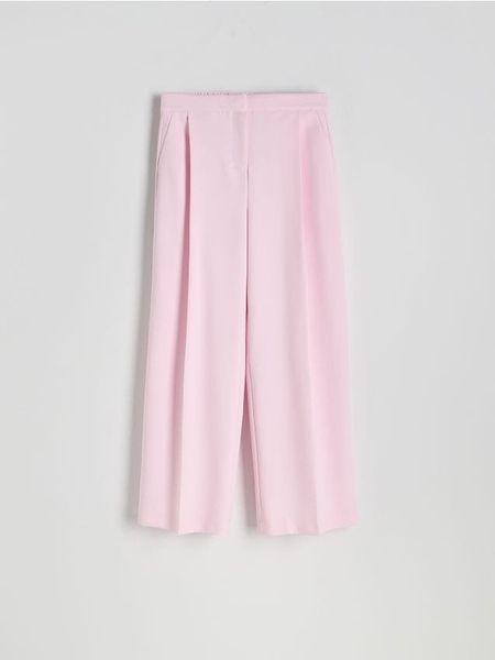 Szerokie spodnie z kantem - pastelowy róż. Czerwone spodnie materiałowe damskie Reserved, l, bez wzorów, z tkaniny. W wyprzedaży za 89.99 zł.