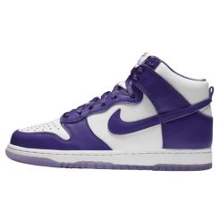 Buty do chodzenia dla dorosłych Nike Dunk High SP Varsity Purple. Fioletowe obuwie sportowe damskie Nike, bez wzorów, z materiału, trekkingowe. Za 885.50 zł.