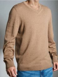 Sweter z dekoltem w serek - beżowy. Brązowe swetry przez głowę męskie Sinsay, l, bez wzorów, bez kołnierzyka. Za 39.99 zł.