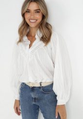 Biała Koszula Oversize Megona. Białe bluzki damskie Born2be, m, bez wzorów, z bawełny, bez kołnierzyka, bez ramiączek. Za 139.99 zł.