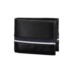 Skórzany portfel w kolorze czarnym. Czarne portfele męskie Calvin Klein, bez wzorów, ze skóry. W wyprzedaży za 299.95 zł.