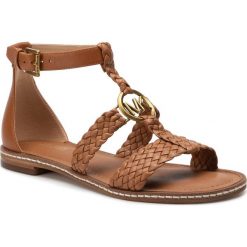 Sandały MICHAEL MICHAEL KORS - Piper Flat Sandal 40T9PIFA1L Acorn. Brązowe klapki damskie MICHAEL Michael Kors, bez wzorów, ze skóry, bez obcasa, na obcasie, bez zapięcia. Za 699.00 zł.