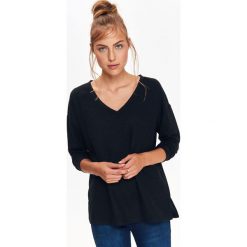 LUŹNY SWETER DAMSKI. Czarne swetry damskie TOP SECRET, na jesień, bez wzorów, z dzianiny, bez kołnierzyka, bez ramiączek, bez kaptura. W wyprzedaży za 29.99 zł.