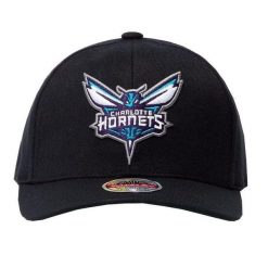 Czapka z daszkiem męska do koszykówki Mitchell & Ness NBA Charlotte Hornets. Czarne czapki i kapelusze męskie Mitchell & Ness, bez wzorów, sportowe. Za 149.00 zł.