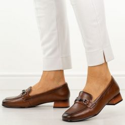 Brązowe skórzane półbuty damskie na obcasie Vinceza 39978. Brązowe półbuty damskie VINCEZA, na jesień, z aplikacjami, z jeansu, biznesowe, bez obcasa, na obcasie, bez zapięcia. Za 219.00 zł.