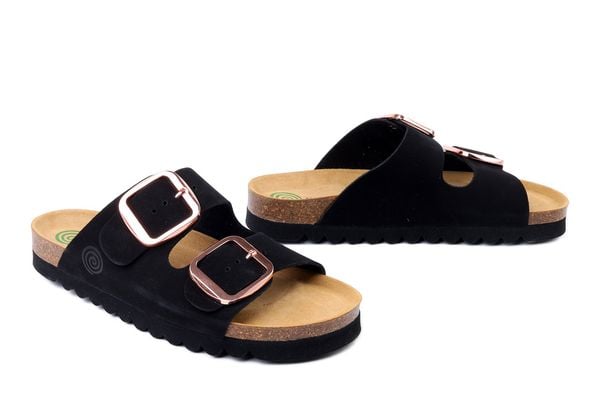 DR. BRINKMANN 700809-01 schwarz, klapki damskie. Czarne klapki damskie Dr. Brinkmann, bez wzorów, ze skóry, bez obcasa. Za 309.90 zł.