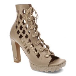 Beżowe Sandały Carinii Wysokie Skórzane Buty. Brązowe klapki damskie Carinii, bez wzorów, ze skóry, bez obcasa, na obcasie, bez zapięcia. Za 379.00 zł.