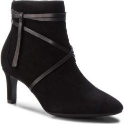 Botki CLARKS - Calla Aster 261366974 Black Suede. Kozaki damskie marki Clarks. W wyprzedaży za 329.00 zł.