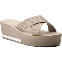 Klapki TOMMY JEANS - Sporty Mid Beach Sandal EN0EN00068 Light Gold 708. Szare klapki damskie Tommy Jeans, z jeansu. W wyprzedaży za 149.00 zł.