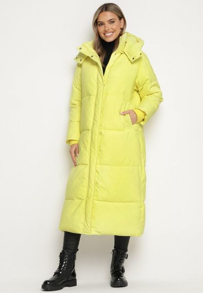 Żółta Pikowana Kurtka o Długim Fasonie z Odpinanym Kapturem Daivera. Żółte kurtki damskie Born2be, na zimę, l, bez wzorów, z dzianiny. Za 189.99 zł.