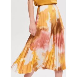 Spódnica z motywem tie-dye - Wielobarwn. Spódnice damskie marki Reserved. Za 159.99 zł.