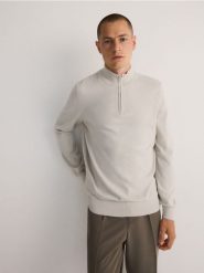 Bawełniany sweter ze stójką - jasnoszary. Szare swetry przez głowę męskie Reserved, l, bez wzorów, z bawełny, bez kołnierzyka. W wyprzedaży za 69.99 zł.