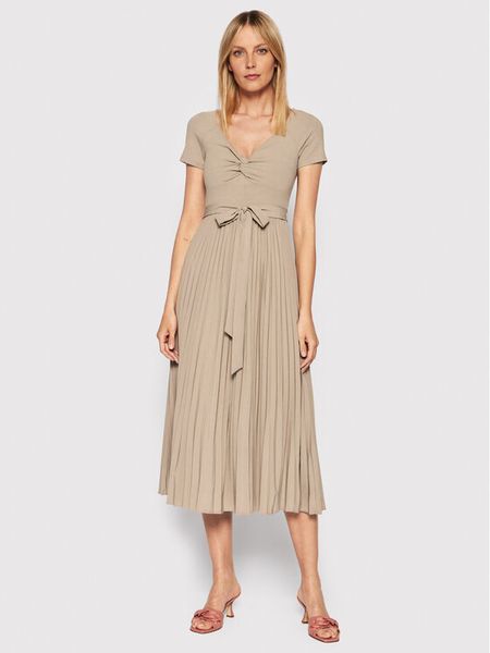 Guess Sukienka codzienna Erynn WBGK86 WE6D1 Beżowy Regular Fit. Brązowe sukienki damskie Guess, na co dzień, xs, z aplikacjami, z syntetyku, bez kołnierzyka, bez ramiączek, proste. Za 309.99 zł.