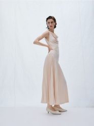 Czółenka na obcasie kitten - biały. Białe czółenka damskie Reserved, bez wzorów, ze skóry, bez obcasa, na obcasie, bez zapięcia. Za 149.99 zł.