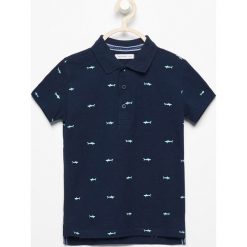 Koszulka polo w rekiny - Granatowy. T-shirty dla chłopców Reserved. W wyprzedaży za 19.99 zł.