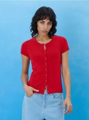 Wiskozowy sweter z krótkim rękawem - czerwony. Czerwone swetry damskie Sinsay, l, bez wzorów, z wiskozy, bez kołnierzyka, bez ramiączek, krótkie, bez kaptura. Za 35.99 zł.