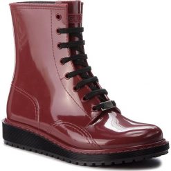 Kalosze GUESS - FLDTY3 RUB10 BORDE. Czerwone botki damskie Guess, z materiału, bez obcasa. W wyprzedaży za 259.00 zł.
