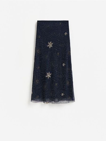 Wzorzysta spódnica midi - granatowy. Niebieskie spódnice damskie Reserved, l, bez wzorów, z dzianiny, midi, rozkloszowane. Za 129.99 zł.