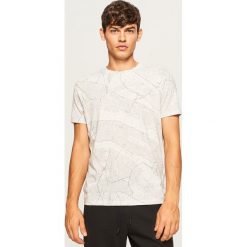 T-shirt z nadrukiem mapy - Kremowy. T-shirty męskie marki Giacomo Conti. W wyprzedaży za 29.99 zł.