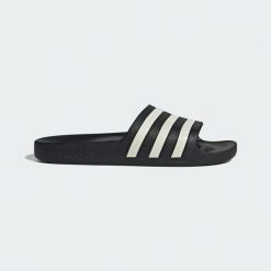 Klapki adilette Aqua. Białe klapki damskie Adidas, bez wzorów. Za 119.00 zł.