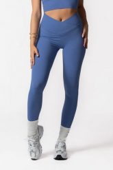 Damskie legginsy z kopertowym wysokim stanem, bez przedniego szwu – fioletowy. Fioletowe legginsy damskie AESTHETIC WOLF, s, bez wzorów, z materiału, z podwyższonym stanem, długie, na fitness i siłownię. Za 269.99 zł.