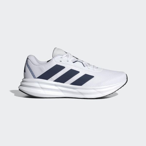 Buty Galaxy 7 Running. Białe buty sportowe męskie Adidas, bez zapięcia, do biegania. Za 239.00 zł.