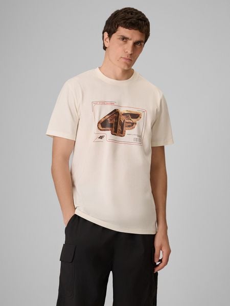 4F T-shirt regular z nadrukiem męski - kremowy M. Białe t-shirty męskie 4f, m, bez wzorów, z materiału, bez kołnierzyka. W wyprzedaży za 59.99 zł.