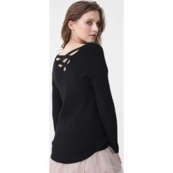 Czarny Sweter Emmie. Czarne swetry damskie Born2be, l, bez wzorów, prążkowane, bez kołnierzyka, bez ramiączek, długie, bez kaptura. Za 69.99 zł.