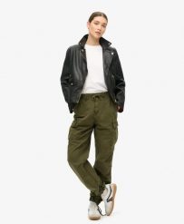 Superdry Spodnie Low Rise Para Cargo damskie — 100% bawełna, niski stan. Zielone spodnie materiałowe damskie Superdry., bez wzorów, z bawełny, z obniżonym stanem. Za 368.70 zł.