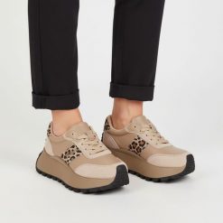 Sneakersy damskie Filippo, cholewka skóra naturalna licowa zamszowe panele sznurowanie kontrastowe wstawki z motywem zwierzęcym masywna podeszwa, beż. Brązowe półbuty damskie Filippo, bez wzorów, z jeansu, klasyczne, bez obcasa, bez zapięcia. Za 215.90 zł.