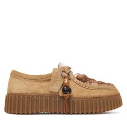 Półbuty Clarks. Brązowe półbuty damskie Clarks, bez wzorów, bez obcasa, na płaskiej podeszwie, bez zapięcia. Za 479.99 zł.