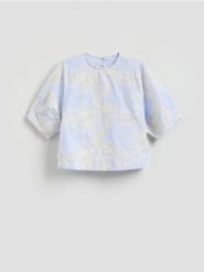 Bluzka z haftem - jasnoniebieski. Niebieskie bluzki damskie Reserved, l, bez wzorów, z bawełny, bez kołnierzyka, bez ramiączek. Za 149.99 zł.