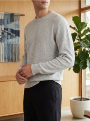 Bawełniany sweter basic - szary. Szare swetry przez głowę męskie Sinsay, l, bez wzorów, z bawełny, bez kołnierzyka. Za 39.99 zł.