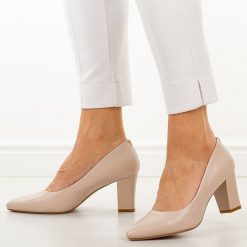 Kremowy róż czółenka damskie na słupku Sergio Leone Pb403. Czerwone czółenka damskie Sergio Leone, bez wzorów, z jeansu, biznesowe, bez obcasa, na słupku, bez zapięcia. Za 169.00 zł.